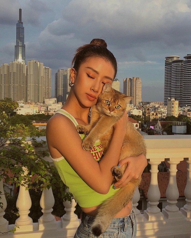 Than thở tăng cân nhưng điều mỹ nhân Quỳnh Búp Bê gây chú ý là để người lạ có hành động nhạy cảm lên vòng 1-7