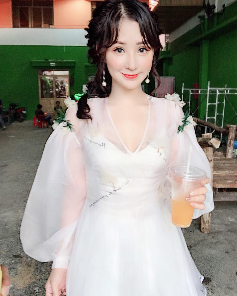 Than thở tăng cân nhưng điều mỹ nhân Quỳnh Búp Bê gây chú ý là để người lạ có hành động nhạy cảm lên vòng 1-9