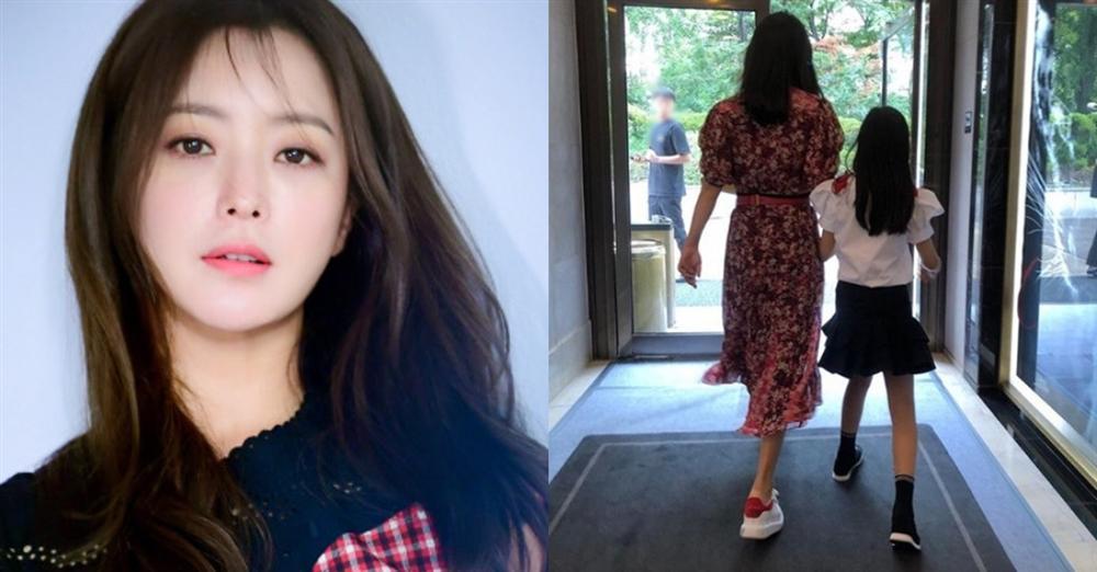 Kim Hee Sun hiếm hoi chia sẻ ảnh bên con gái lên mạng xã hội-1