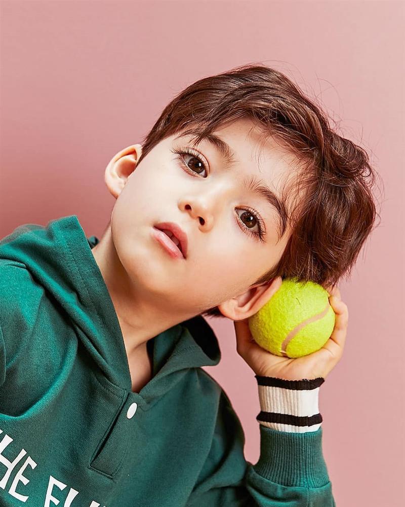 Cậu nhóc được mệnh danh đối thủ của Mason ngày càng điển trai-4