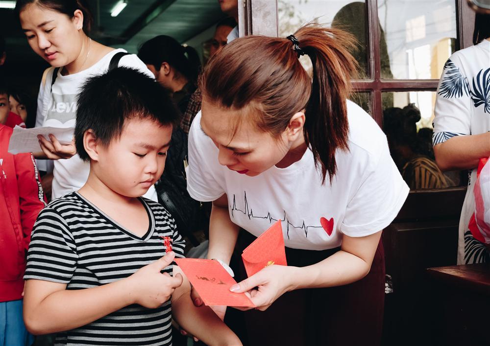 Mỹ Tâm cởi giày, đi chân trần trên những thanh sắt để đến gần với người hâm mộ-3
