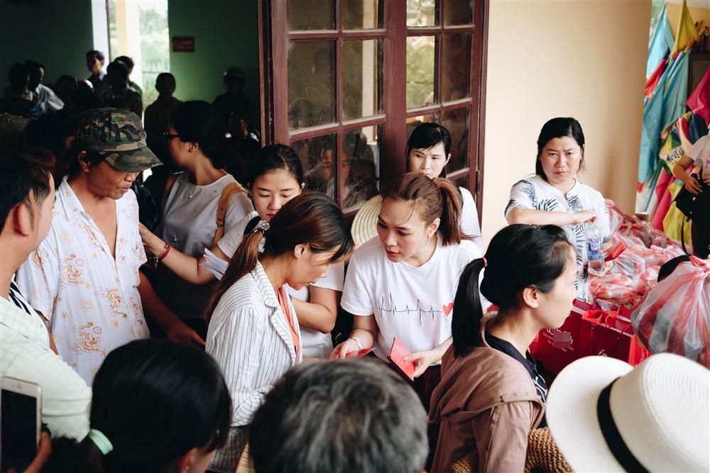 Mỹ Tâm cởi giày, đi chân trần trên những thanh sắt để đến gần với người hâm mộ-4