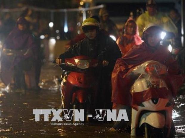 Hoảng hồn thấy người phụ nữ nhảy múa trên nóc xe container đang chạy-1