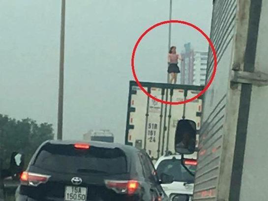 Hoảng hồn thấy người phụ nữ nhảy múa trên nóc xe container đang chạy