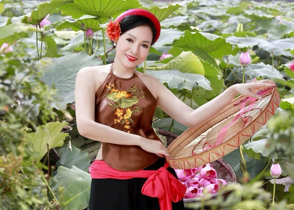 Chất chơi như mẹ của Huyền Baby: Ngoài 50 tuổi nhưng sắc xuân vẫn ngời ngời trong bộ ảnh mặc áo yếm bên hồ sen-9