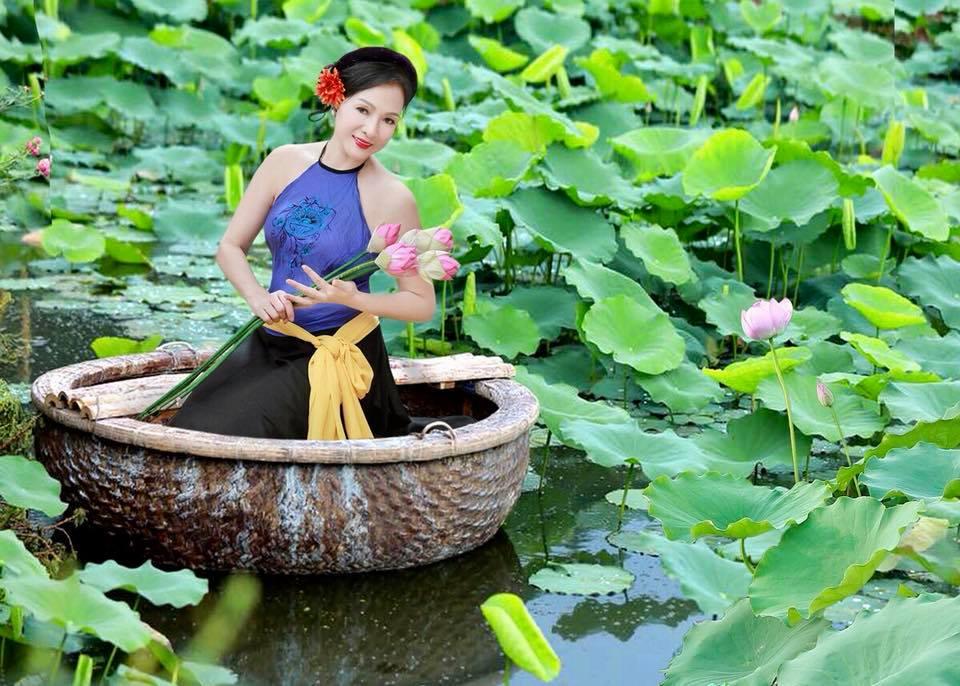 Chất chơi như mẹ của Huyền Baby: Ngoài 50 tuổi nhưng sắc xuân vẫn ngời ngời trong bộ ảnh mặc áo yếm bên hồ sen-10