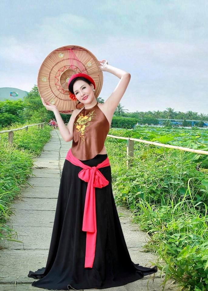 Chất chơi như mẹ của Huyền Baby: Ngoài 50 tuổi nhưng sắc xuân vẫn ngời ngời trong bộ ảnh mặc áo yếm bên hồ sen-11