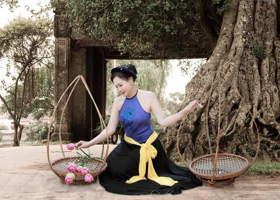 Chất chơi như mẹ của Huyền Baby: Ngoài 50 tuổi nhưng sắc xuân vẫn ngời ngời trong bộ ảnh mặc áo yếm bên hồ sen-13