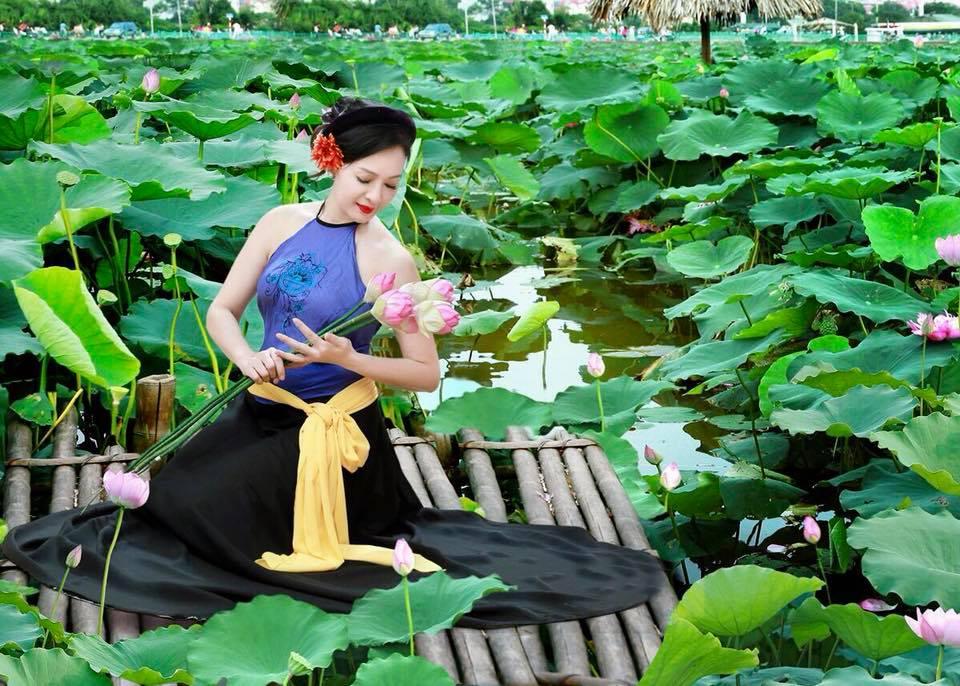 Chất chơi như mẹ của Huyền Baby: Ngoài 50 tuổi nhưng sắc xuân vẫn ngời ngời trong bộ ảnh mặc áo yếm bên hồ sen-14