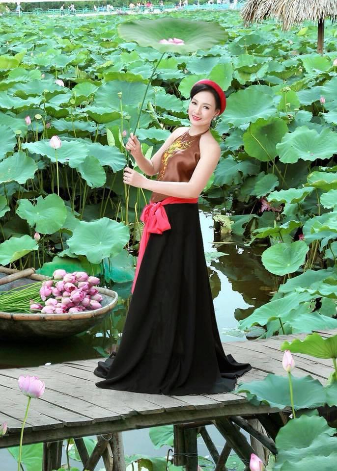 Chất chơi như mẹ của Huyền Baby: Ngoài 50 tuổi nhưng sắc xuân vẫn ngời ngời trong bộ ảnh mặc áo yếm bên hồ sen-15