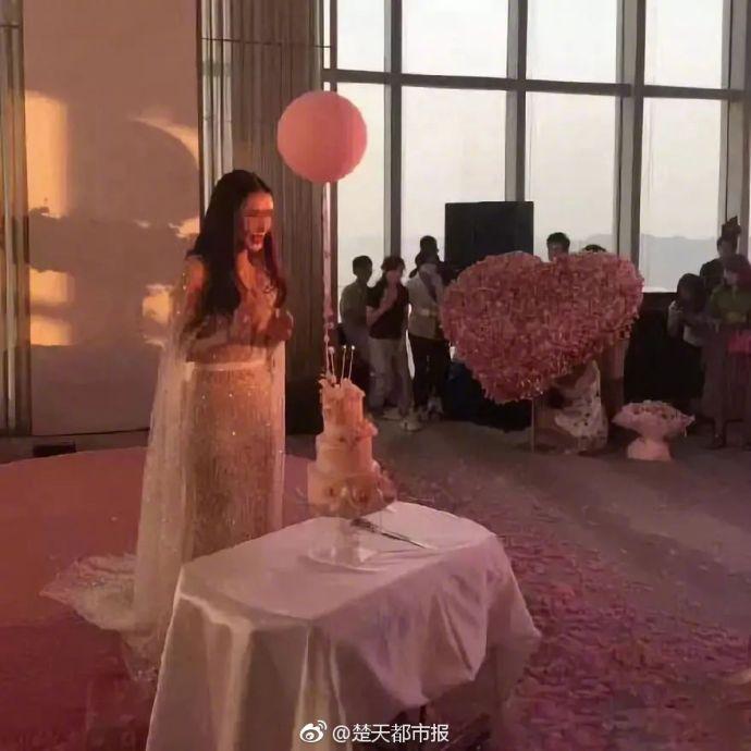 Thanh niên chơi trội lấy hơn 1 tỷ tiền mặt gấp hoa làm quà sinh nhật tặng bạn gái-1