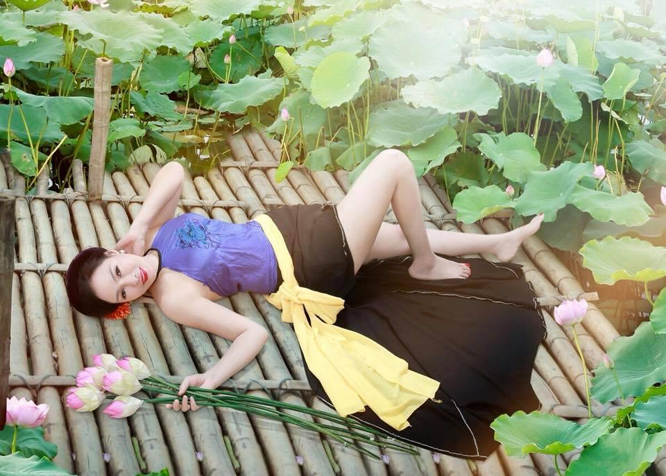 Chất chơi như mẹ của Huyền Baby: Ngoài 50 tuổi nhưng sắc xuân vẫn ngời ngời trong bộ ảnh mặc áo yếm bên hồ sen-7