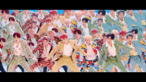 Những chi tiết thú vị bạn có thể bỏ qua trong MV IDOL của BTS-7