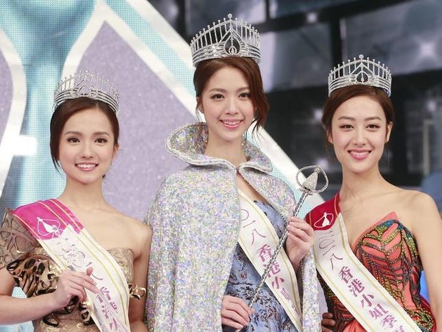 Tân Hoa hậu Hong Kong để lộ nội y phút đăng quang vì mặc váy quá ngắn-10