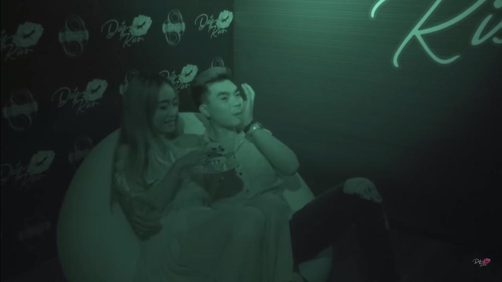 Trước khi ngừng phát sóng, show hẹn hò cho giới trẻ Việt gây tranh cãi với cảnh người chơi hôn nhau tụt cả áo-2