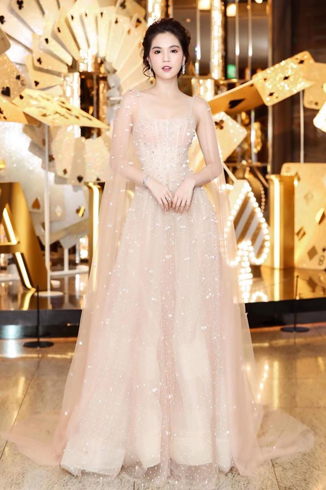 Ba mỹ nhân so kè trong mẫu đầm công chúa: Chi Pu thắng cuộc - Ngọc Trinh lộ miếng dán ngực - Ngọc Châu nhạt nhòa-3
