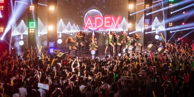 Khán giả tròn mắt khi thấy có tới 3 Hồ Ngọc Hà cùng hát trên sân khấu-1