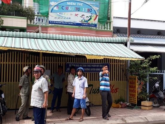 Clip: Sôi máu người giúp việc cầm chân bé 14 tháng tuổi dốc ngược lắc lấy lắc để ở Nghệ An-3