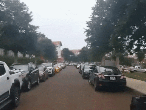 Trường học con nhà giàu ở Đắk Lắk: Phụ huynh đi họp siêu xe đỗ dài hàng cây số đếm mỏi mắt không hết