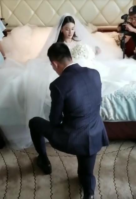Trương Hinh Dư được ông xã quỳ gối xỏ giày trong hôn lễ-1