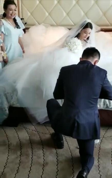 Trương Hinh Dư được ông xã quỳ gối xỏ giày trong hôn lễ-2