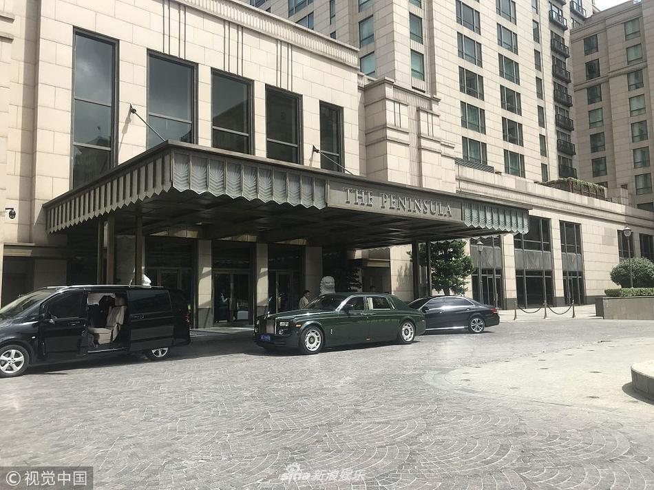 Trương Hinh Dư được ông xã quỳ gối xỏ giày trong hôn lễ-9