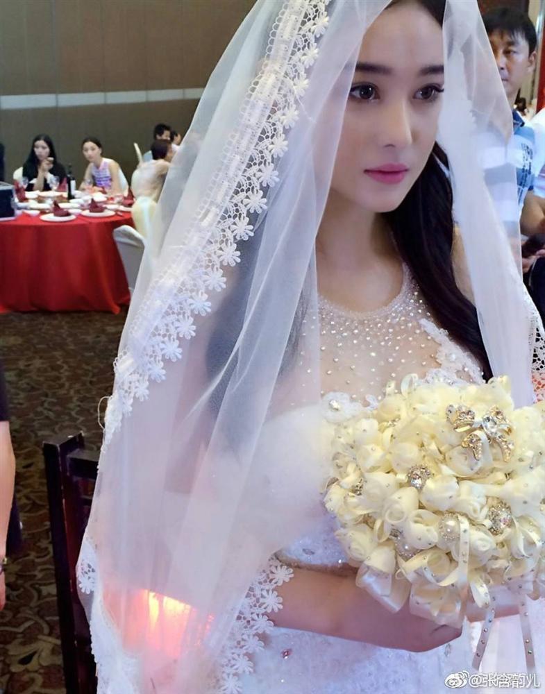 Trương Hinh Dư được ông xã quỳ gối xỏ giày trong hôn lễ-4