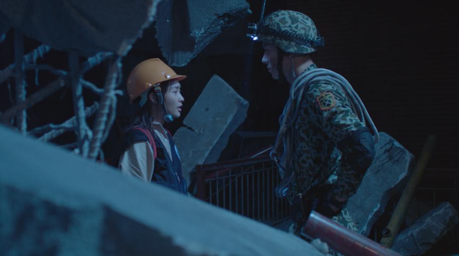 Những hình ảnh đầu tiên về Hậu duệ mặt trời bản Việt: Khả Ngân hôn Song Luân đắm đuối-1