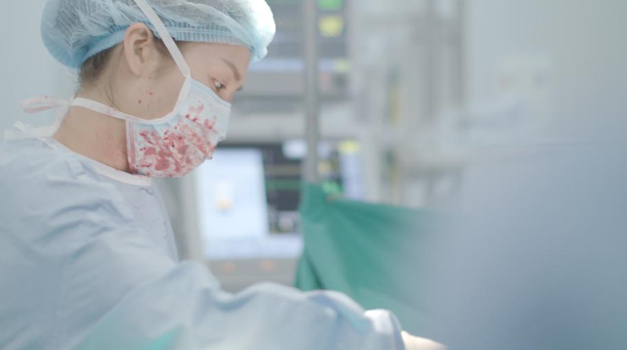 Những hình ảnh đầu tiên về Hậu duệ mặt trời bản Việt: Khả Ngân hôn Song Luân đắm đuối-5