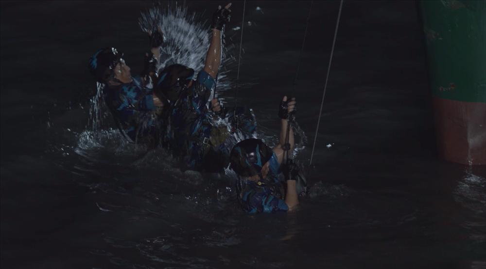 Những hình ảnh đầu tiên về Hậu duệ mặt trời bản Việt: Khả Ngân hôn Song Luân đắm đuối-3