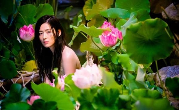 Phim Hàn nào cũng vậy, nhân vật hễ xuyên không là thiếu muối hẳn!-3