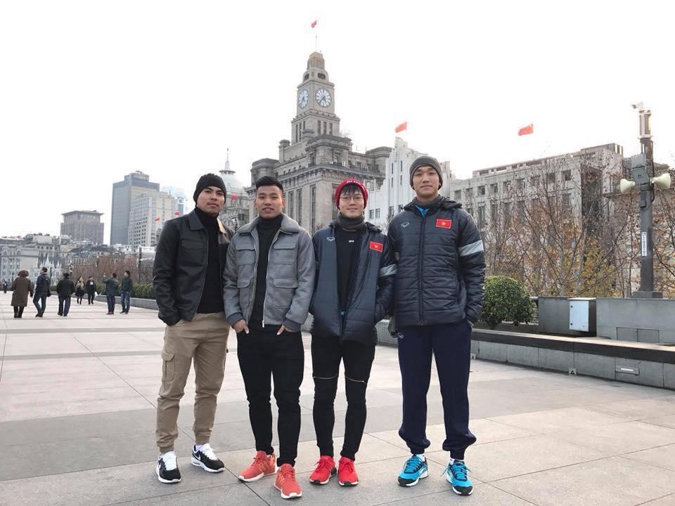 Ngoài mái tóc chất nhất U23 Việt Nam, soái ca Văn Toàn sở hữu gu thời trang cực bảnh-7