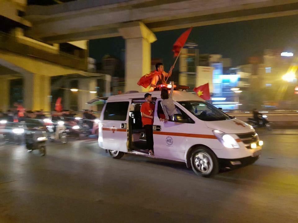 1.001 cách cổ động viên ăn mừng chiến thắng của Olympic Việt Nam-7