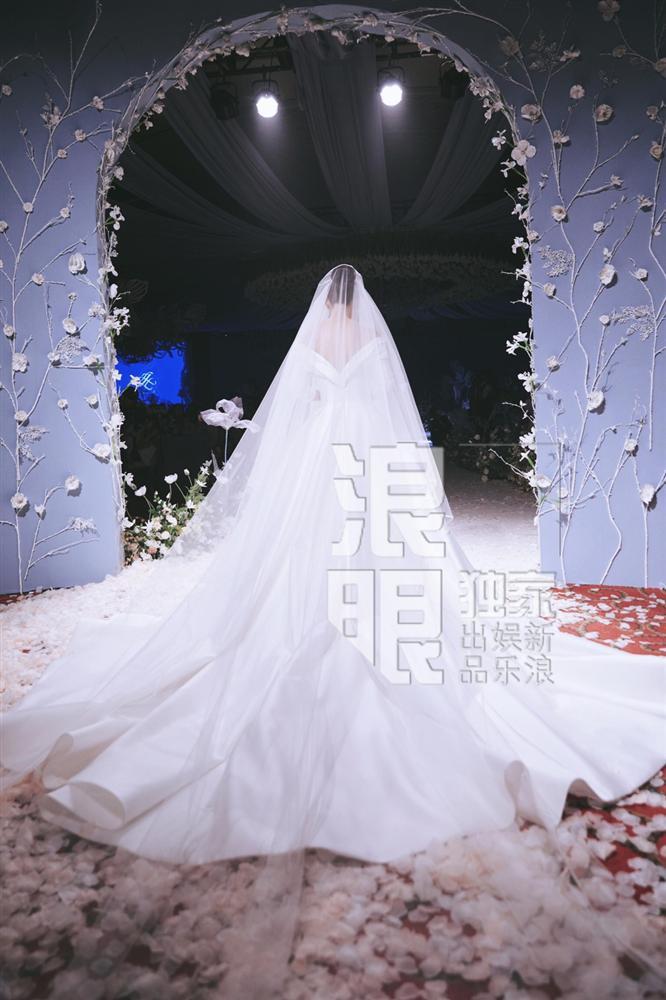 Trương Hinh Dư rơi nước mắt trong hôn lễ: Tình yêu của chúng ta phải chịu nhiều áp lực-2