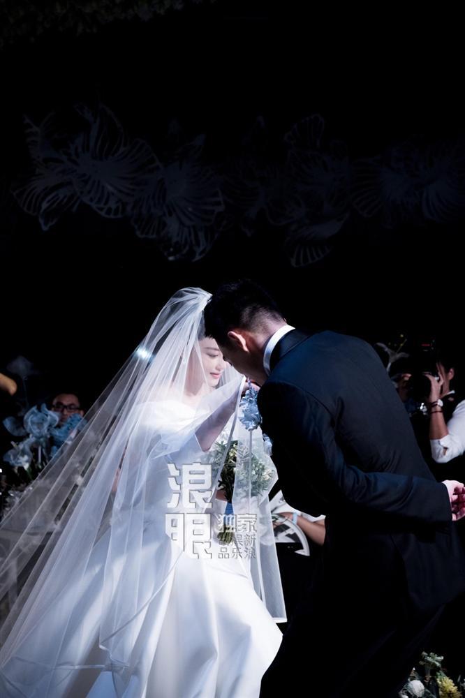 Trương Hinh Dư rơi nước mắt trong hôn lễ: Tình yêu của chúng ta phải chịu nhiều áp lực-6