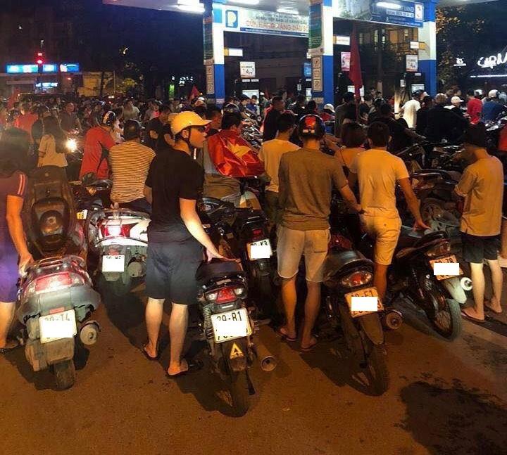 1.001 cách cổ động viên ăn mừng chiến thắng của Olympic Việt Nam-1