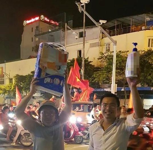 1.001 cách cổ động viên ăn mừng chiến thắng của Olympic Việt Nam-4