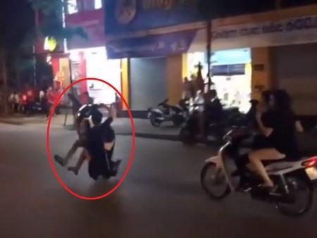 Thanh niên chở bạn gái đi 'bão' và cái kết không tưởng