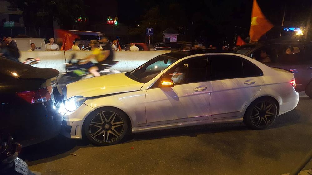 4 xe tông liên hoàn, hầm Kim Liên kẹt cứng sau thắng lợi của U23 Việt Nam-1