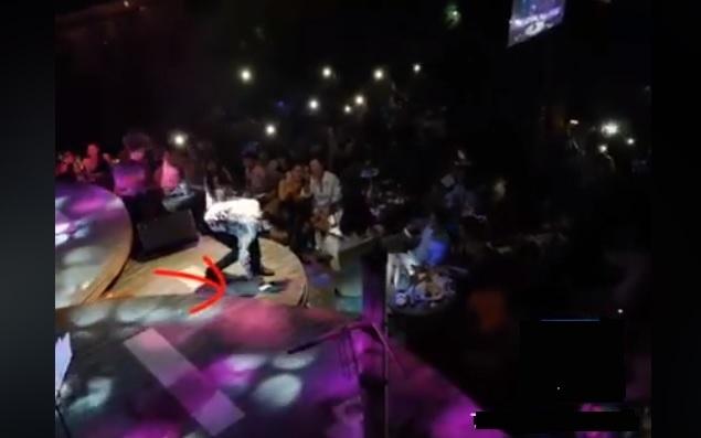 Bị chê làm màu nhưng không ít lần Noo Phước Thịnh đã xin phép khán giả được nhặt rác trên sân khấu-2