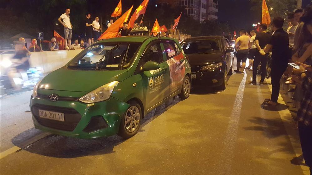 4 xe tông liên hoàn, hầm Kim Liên kẹt cứng sau thắng lợi của U23 Việt Nam-2