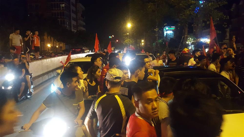 4 xe tông liên hoàn, hầm Kim Liên kẹt cứng sau thắng lợi của U23 Việt Nam-4