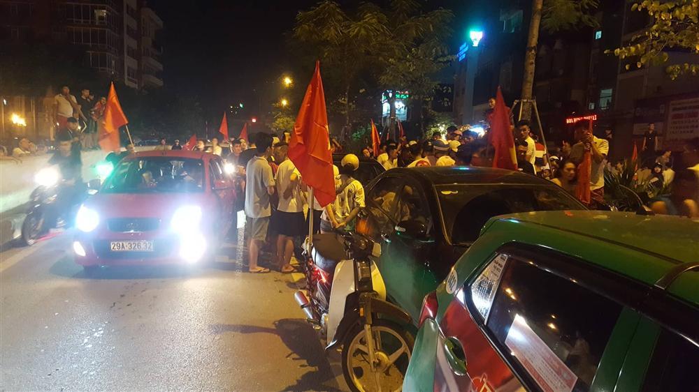 4 xe tông liên hoàn, hầm Kim Liên kẹt cứng sau thắng lợi của U23 Việt Nam-5