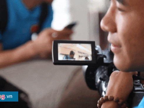 Đức Chinh được phong thánh lầy thật không sai, trổ tài vác máy quay đi phỏng vấn khiến người xem cười té ghế-1