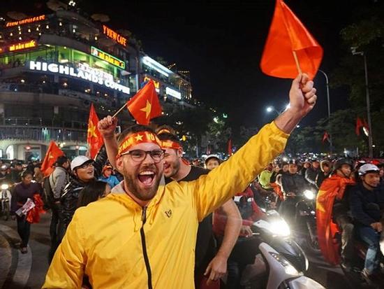 Khách nước ngoài sang Việt Nam du lịch cũng xuống đường 'quẩy' tưng bừng mừng chiến thắng U23 Việt Nam