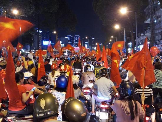 Dân mạng 'cười vỡ bụng' trước cảnh vợ bắt quả tang chồng lén lút 'đi bão' mừng U23