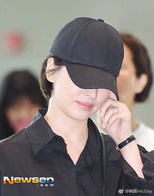 Xuống tóc ngày càng ngắn, Song Hye Kyo xuất hiện với vẻ cá tính khác lạ-9