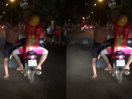 Cười ra nước mắt thanh niên 'nhọ' hết phần thiên hạ: Đang đi bão thì xe hết xăng