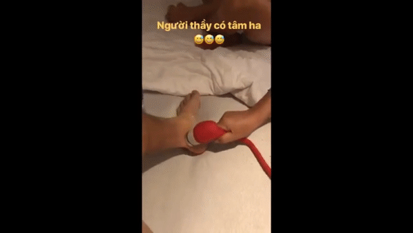 Quang Hải làm nũng khi được thầy Park Hang Seo chăm sóc vết thương-2