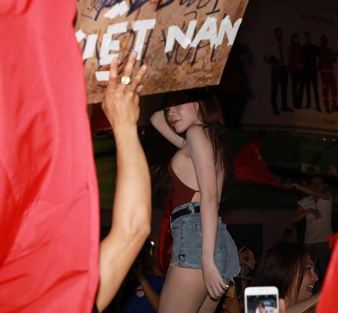 Cổ động viên nữ mặc áo trễ sexy ăn mừng U23 Việt Nam hạ Syria-3